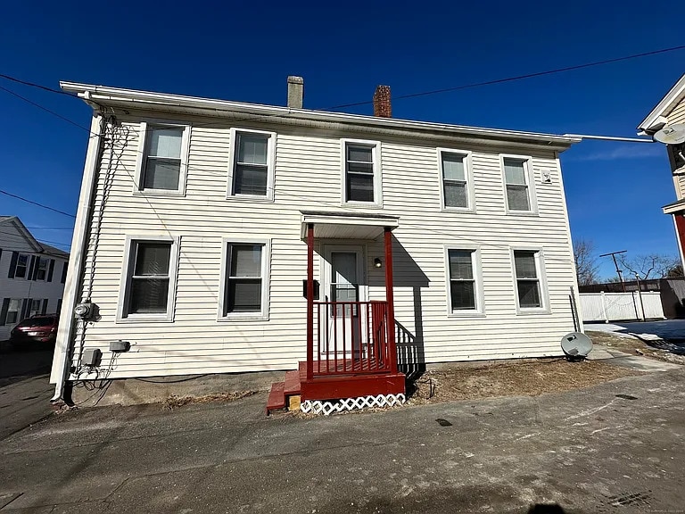 11 Wallace St in Enfield, CT - Building Photo