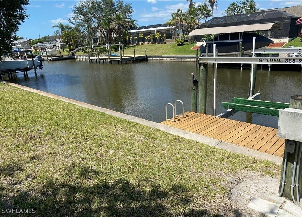 829 SW 47th Terrace in Cape Coral, FL - Foto de edificio