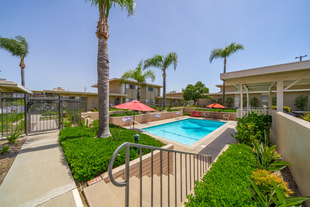 Elizabethan Townhouse in Garden Grove, CA - Foto de edificio