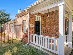 3722 Prague Mews in Dallas, TX - Building Photo - Building Photo