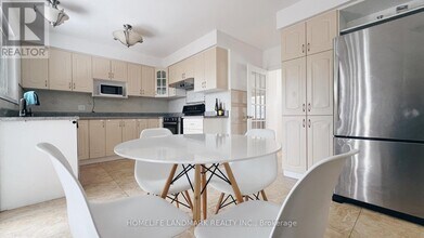 10 Silverview Dr in Toronto, ON - Building Photo - Building Photo