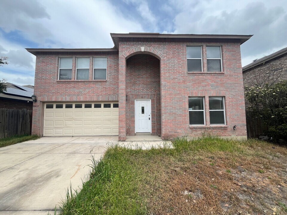 8419 Manderly Pl in Converse, TX - Building Photo
