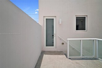 10400 NW 63rd Terrace in Doral, FL - Building Photo - Building Photo