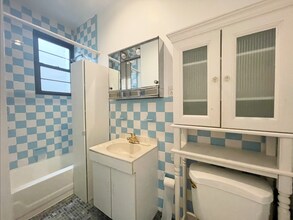 4215 Broadway, Unit 3 in Astoria, NY - Foto de edificio - Building Photo