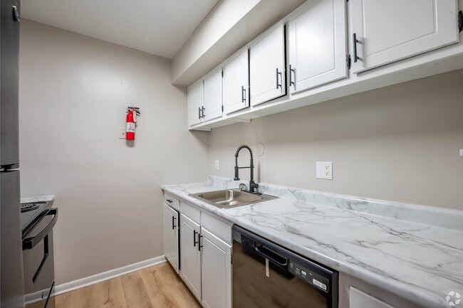 Vineyards Apartments in Indianapolis, IN - Building Photo - Building Photo