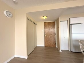 2760 Carousel Crescent in Ottawa, ON - Building Photo - Building Photo