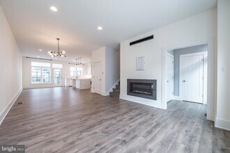 11382 Emerald Park Rd in Potomac, MD - Building Photo - Building Photo