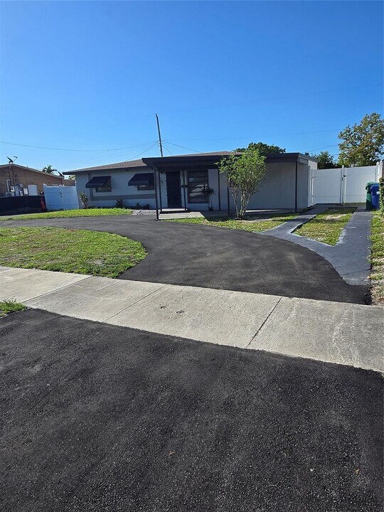 3970 NW 171 Terrace in Miami Gardens, FL - Building Photo