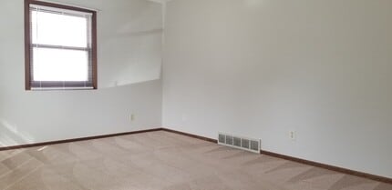 1527 Linda Dr in Cedar Falls, IA - Building Photo - Building Photo