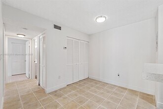 7200 NW 179th St in Hialeah, FL - Building Photo - Building Photo