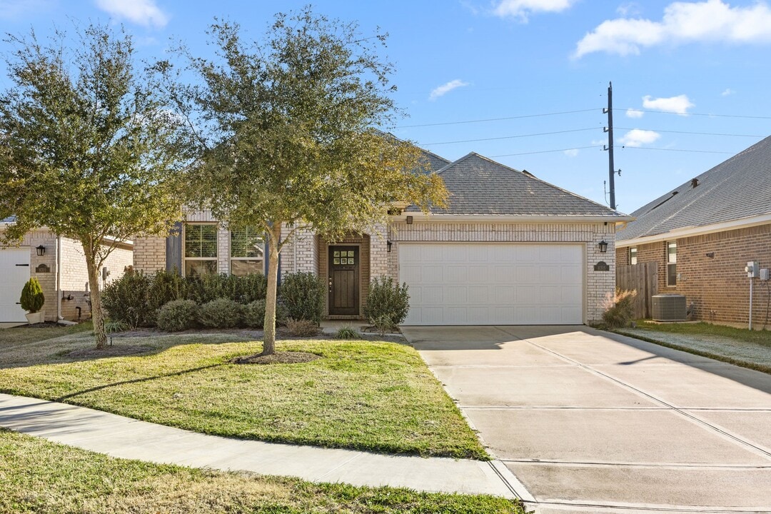 8315 Divot Trce in Fulshear, TX - Building Photo