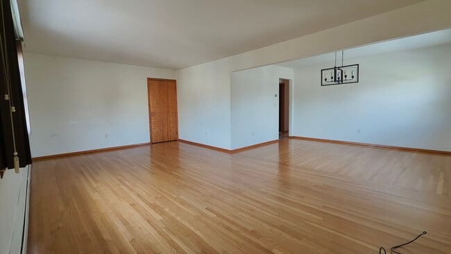 21 Rose St, Unit 2nd floor in East Rutherford, NJ - Foto de edificio - Building Photo