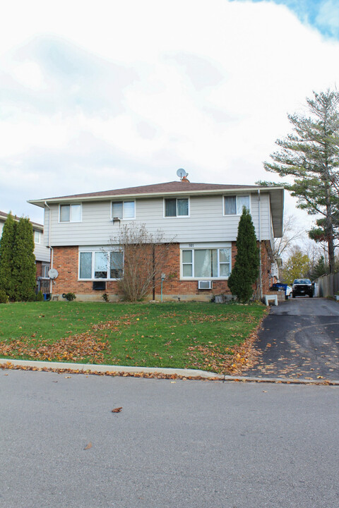 101 O'Neil St in Chatham, ON - Building Photo