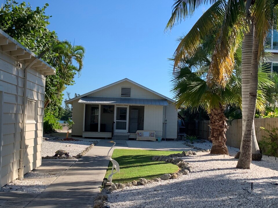 7140 Longboat Dr E in Longboat Key, FL - Building Photo