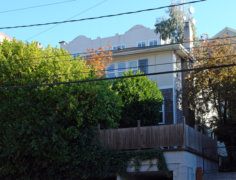 Cherry Court Condominiums in Seattle, WA - Foto de edificio