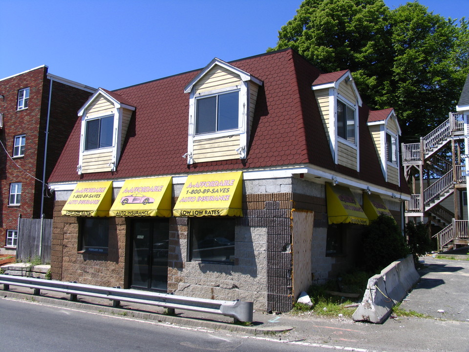 1111 N Shore Rd in Revere, MA - Building Photo