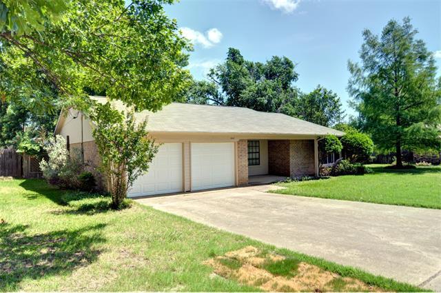 1537 Trammell Dr in Benbrook, TX - Foto de edificio
