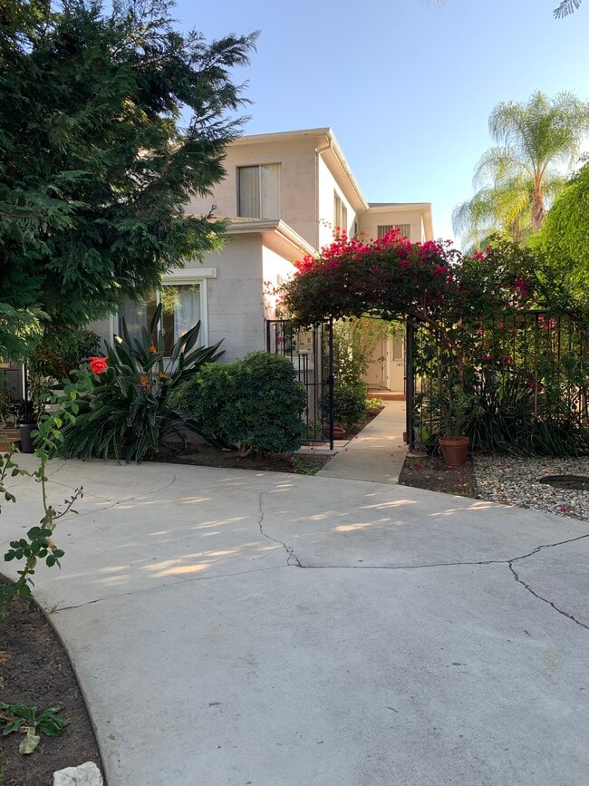 14354 Chandler Blvd in Los Angeles, CA - Building Photo - Building Photo