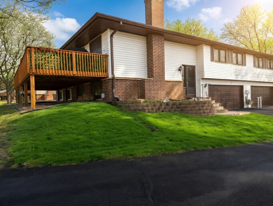 8201 W Park Hills Dr in Minneapolis, MN - Building Photo