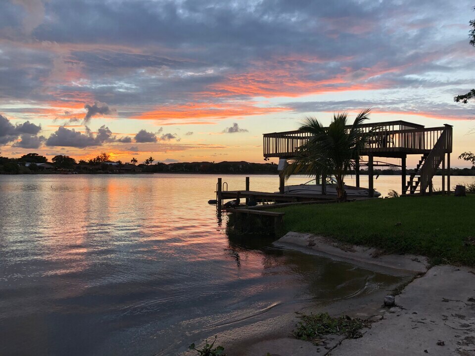 6225 Pine Dr in Lake Worth Beach, FL - Building Photo