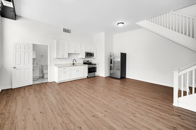 1225 N Milwaukee Ave in Chicago, IL - Building Photo - Building Photo