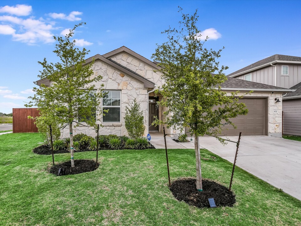 672 Wild Spur Ln in Liberty Hill, TX - Building Photo