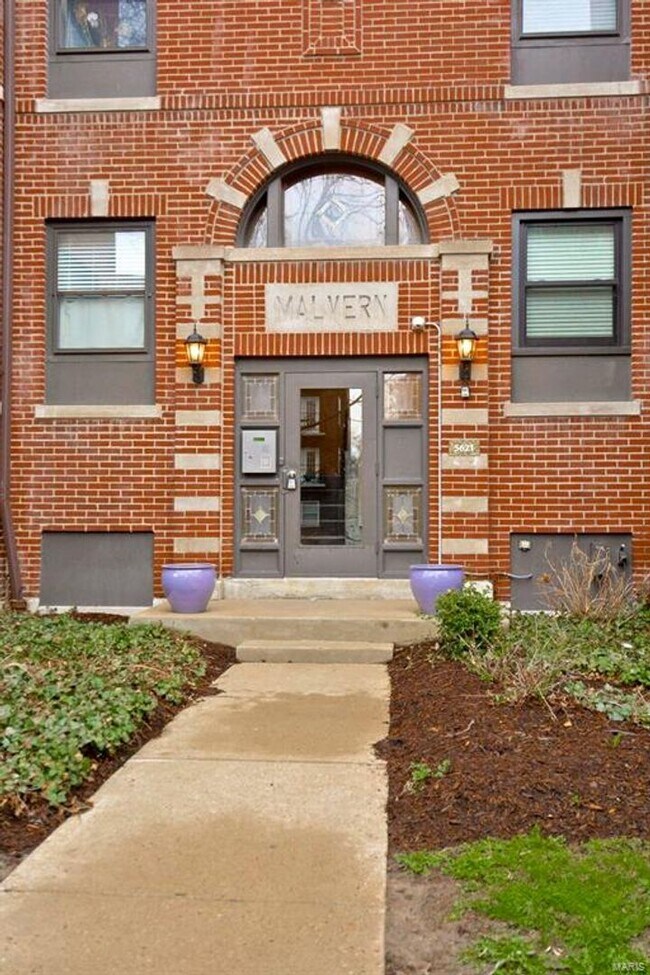 5621 Pershing Ave in St. Louis, MO - Building Photo - Building Photo