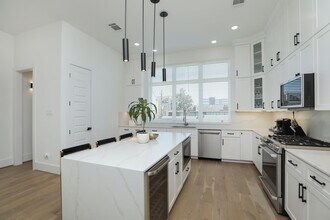 5704 Fairdale Ln in Houston, TX - Building Photo - Building Photo