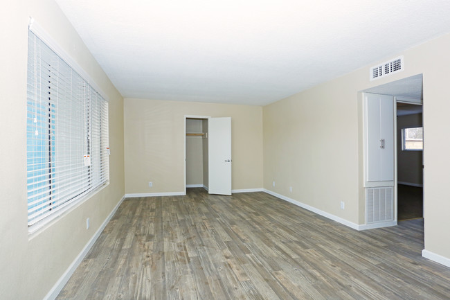 Flower Apartments in Las Vegas, NV - Foto de edificio - Interior Photo