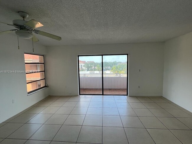 17600 NW 68th Ave in Hialeah, FL - Foto de edificio - Building Photo