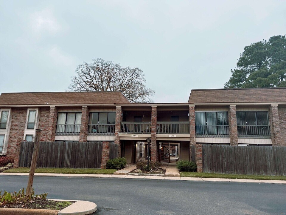 6571 Poplar Ave in Germantown, TN - Building Photo