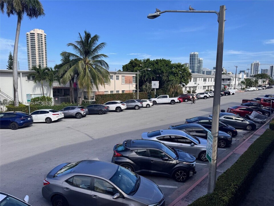 7440 Byron Ave in Miami, FL - Foto de edificio
