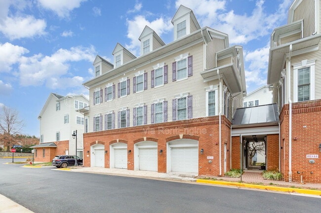 8932 Milford Haven Ct in Lorton, VA - Foto de edificio - Building Photo