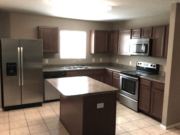 12111 Amber Vis in San Antonio, TX - Building Photo - Building Photo