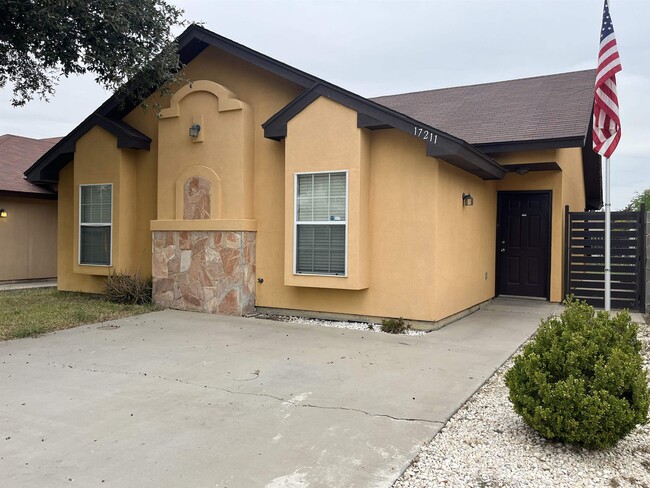 17211 Running Doe St in Laredo, TX - Foto de edificio - Building Photo