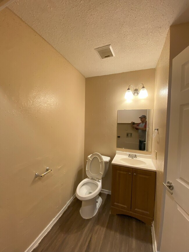 10623 Starcrest Dr in San Antonio, TX - Foto de edificio - Building Photo