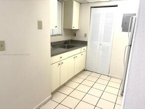 566 NW 114th Ave in Miami, FL - Building Photo - Building Photo