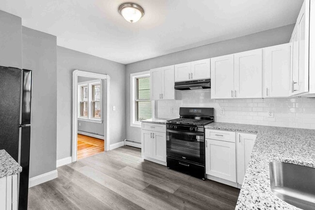 100 Weetamoe St, Unit 2