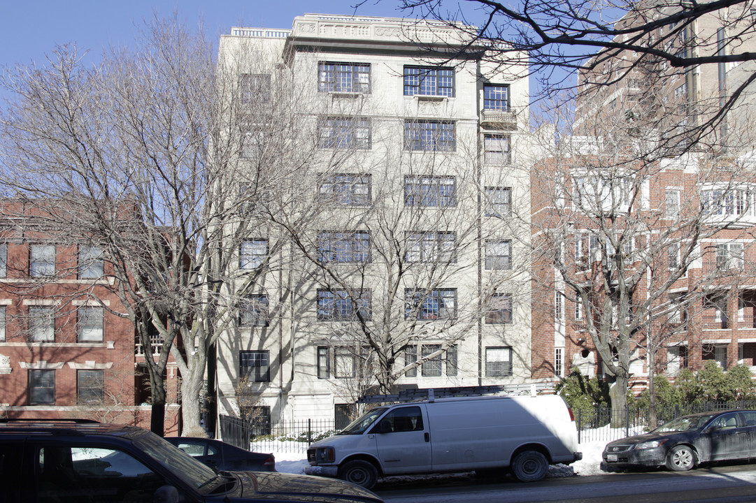 444 W Belmont Ave in Chicago, IL - Foto de edificio