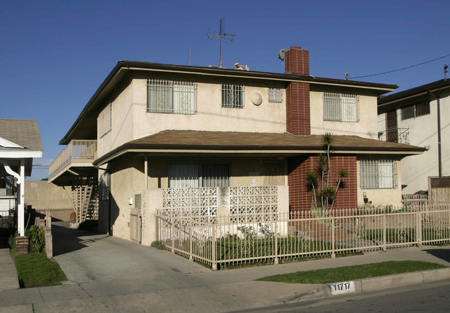 11717 Cedar Ave in Hawthorne, CA - Foto de edificio - Building Photo