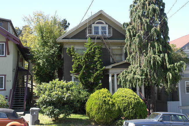 211 Santa Clara Ave in Oakland, CA - Foto de edificio - Building Photo