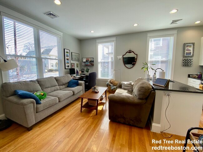 408 S Huntington Ave, Unit 1 in Boston, MA - Building Photo - Building Photo
