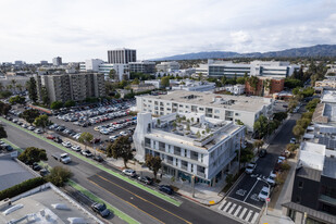 2225 Broadway in Santa Monica, CA - Foto de edificio - Building Photo