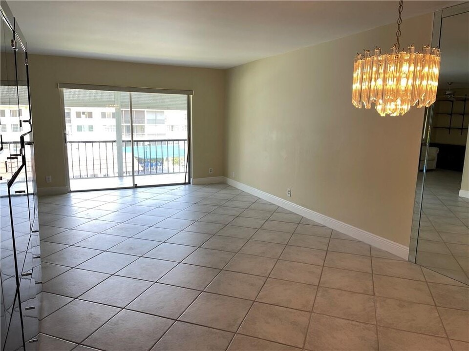 17530 NW 68th Ave, Unit Condo in Hialeah, FL - Building Photo