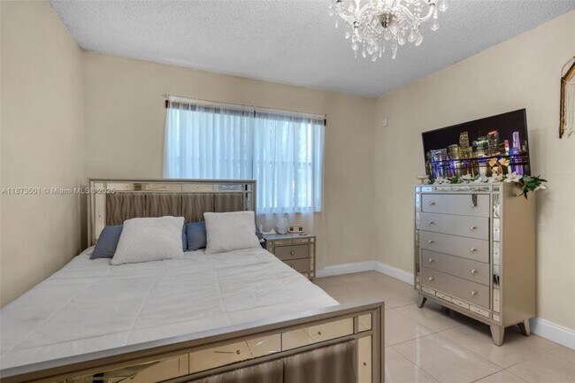 451 Ives Dairy Rd in North Miami Beach, FL - Building Photo - Building Photo