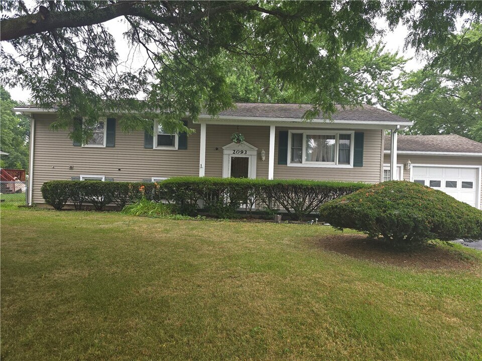 2093 Lehigh Station Rd in Pittsford, NY - Building Photo