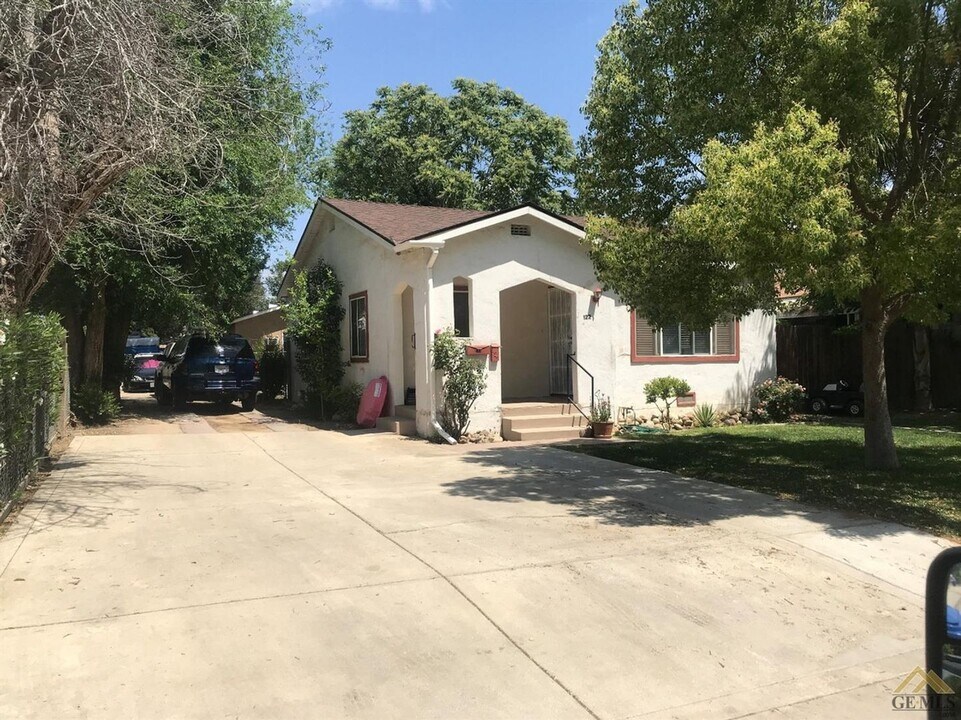 122 Highland Dr in Bakersfield, CA - Building Photo