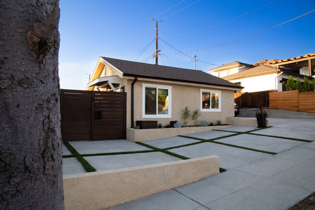 831 Cambridge Dr in Burbank, CA - Building Photo - Building Photo