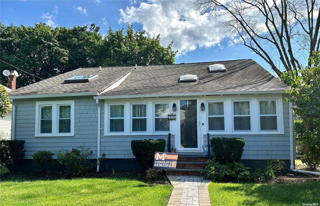 92 Clapham Ave in Manhasset, NY - Building Photo