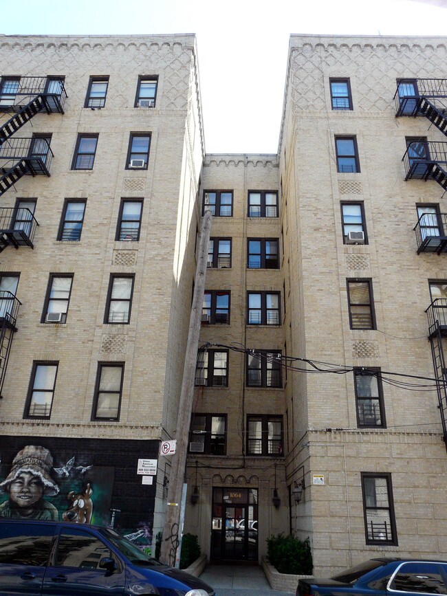 1064 Manor Ave in Bronx, NY - Foto de edificio - Building Photo